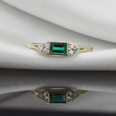 טבעת בגט אמרלד 0.35 קראט ויהלומים