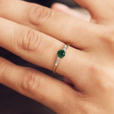 טבעת אמרלד ומוסונייט Petite Sparkle