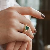 טבעת ארט-דקו אמרלד ויהלומים