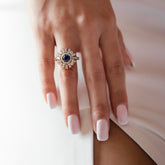 טבעת יוקרה ספיר כחולה ומוסונייטים Genevieve