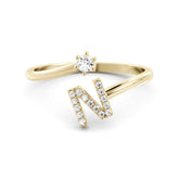 טבעת עם אות משובצת יהלומים