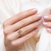 טבעת עם אות משובצת יהלומים