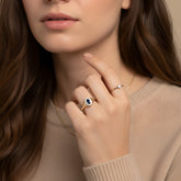 טבעת חותם עדינה משובצת ספיר ויהלומים