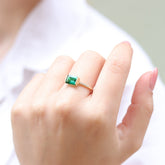 טבעת אמרלד 1.45 קראט ועשרה יהלומים